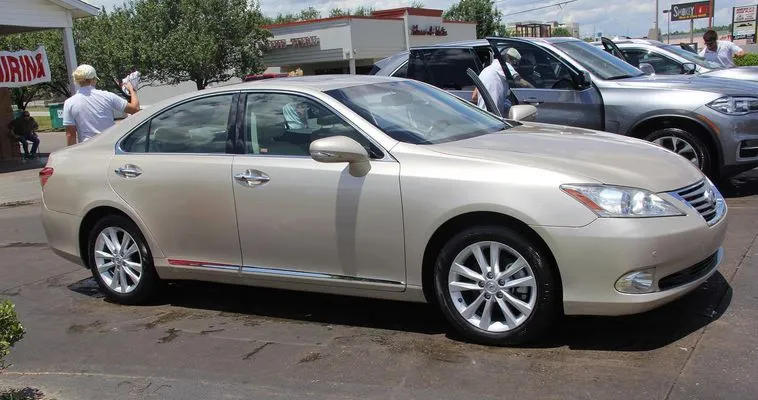 Lexus ES · exterior detail