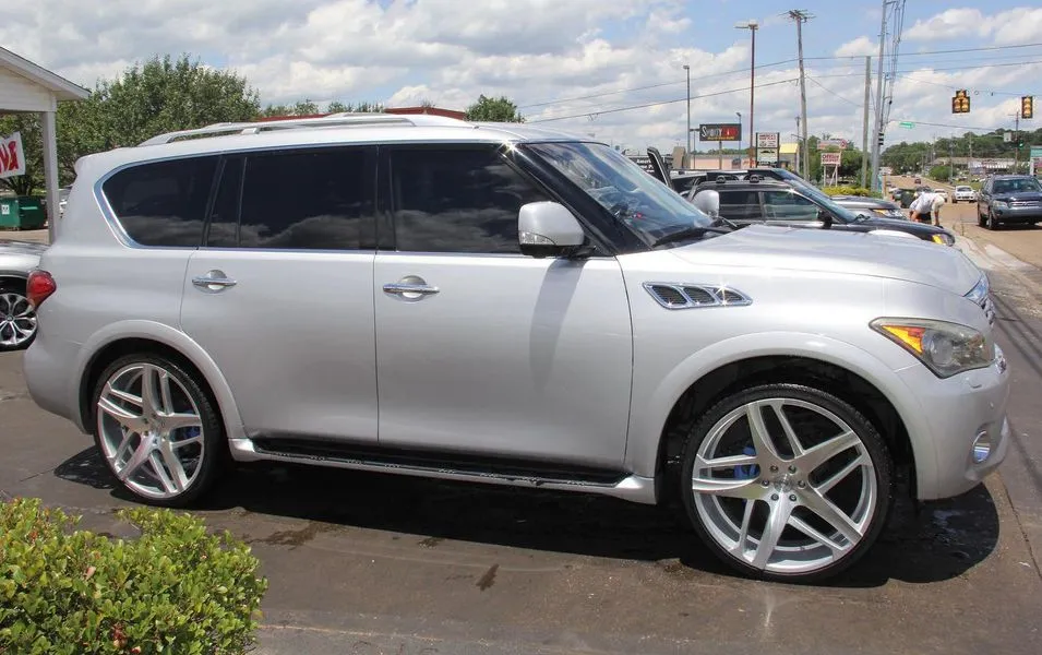 Infiniti QX80 · full-service wash